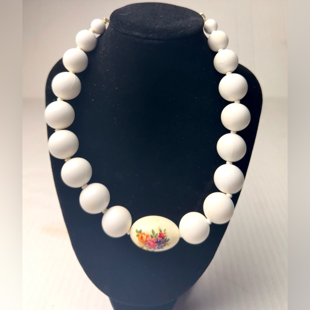 Vintage Graduated White Bead Necklace Floral Rose Decorated Motif Lucite MCM 50s